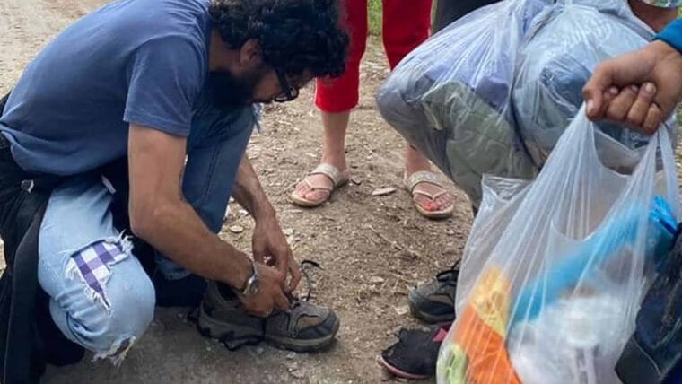 Joven actor se quita sus zapatos y los dona a mujer en Pinar del Río