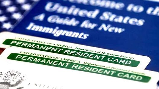 Desde USCIS envían mensaje a inmigrantes latinos con Green Card
