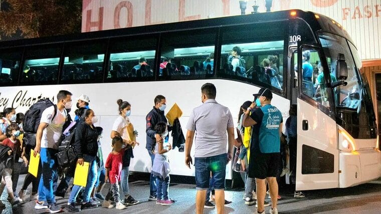 Florida continúa trasladando a inmigrantes hacia estados demócratas