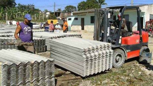 Gobierno cubano rebaja a la mitad el costo de los materiales de construcción para los damnificados por Ian