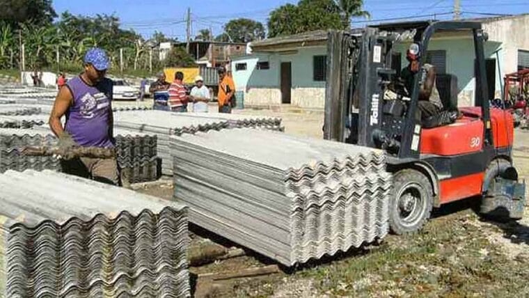 Gobierno cubano rebaja a la mitad el costo de los materiales de construcción para los damnificados por Ian