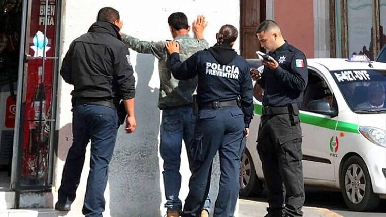 Grupo de 40 cubanos es perseguido y detenido por la policía en México