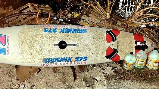 Detienen a dos cubanos que llegaron a las costas del Florida en tablas de surf