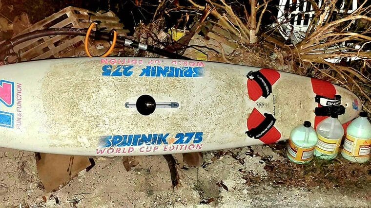 Detienen a dos cubanos que llegaron a las costas del Florida en tablas de surf