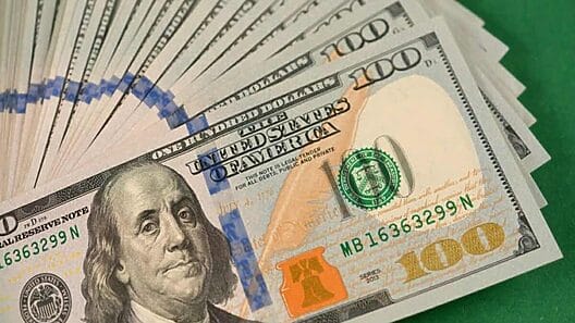 Sigue bajando el precio del dólar, el euro y el MLC en el mercado informal