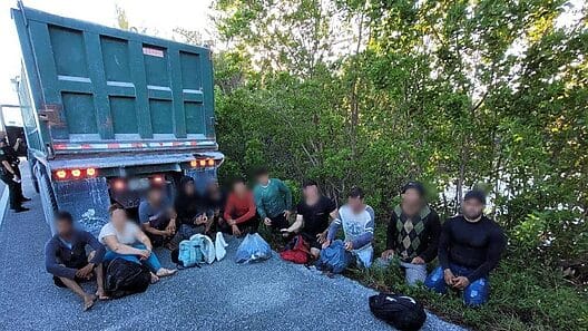 Atrapan a balseros cubanos que intentaban abordar un camión luego de tocar tierra en Florida