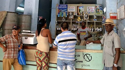 Informan atrasos en la entrega de varios productos en las bodegas