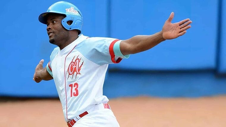 Estelar expelotero cubano Yoelvis Fiss se suma al creciente éxodo hacia Estados Unidos