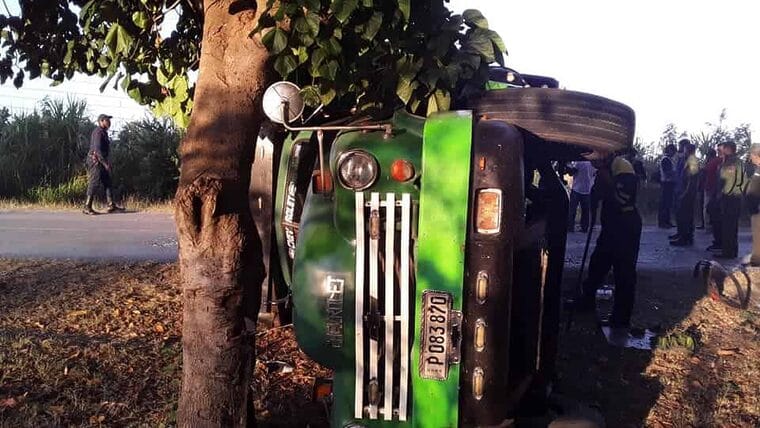 Más de 20 lesionados (dos graves) tras volcarse un camión en la carretera Bayamo – Las Tunas