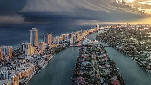 Emiten alerta de huracán en Florida ante proximidad de Nicole