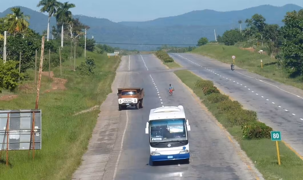 Viajeros sin pasaje esperan en la Vía Blanca por el colapso del transporte interprovincial en Cuba