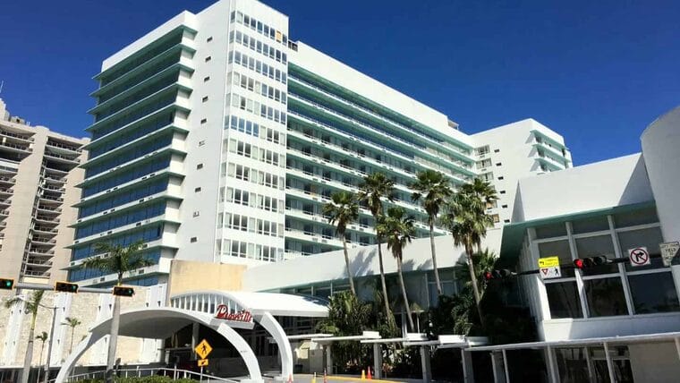 Demuelen emblemático edificio de Miami Beach