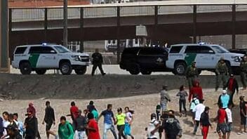 Dos policías fueron agredidos por multitud de migrantes que cruzaron la frontera de Estados Unidos por la fuerza
