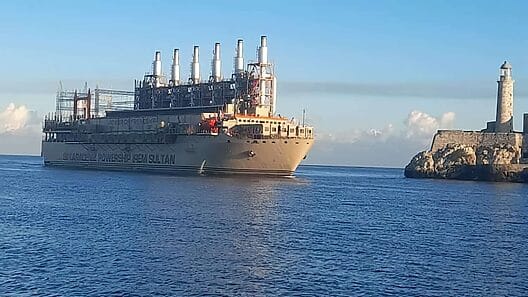 Nueva central flotante que llegó a La Habana sincronizará “a finales de noviembre”