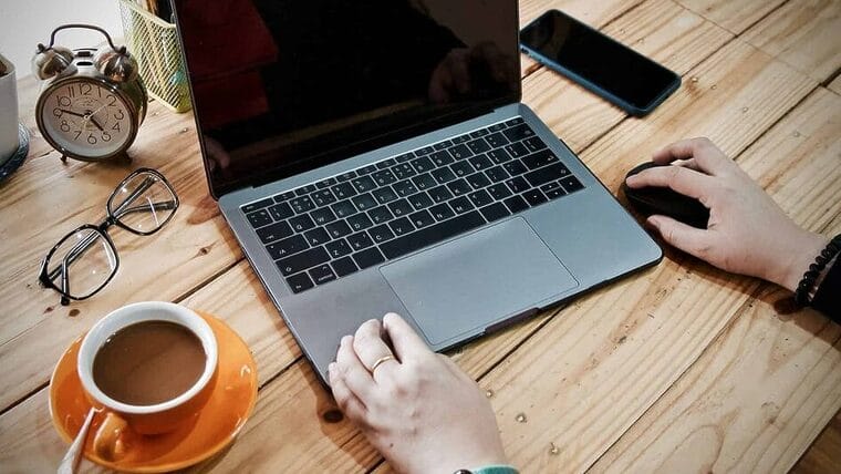 Estos 5 trabajos bien pagados los puedes hacer en casa y no requieren estudios superiores