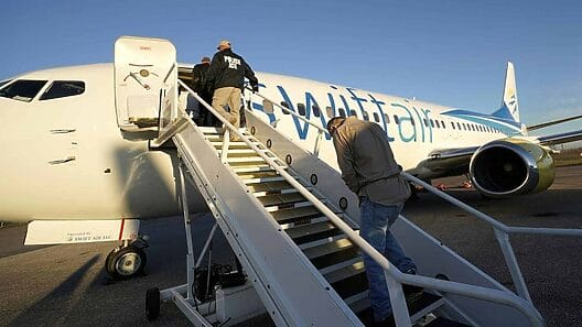 EE.UU. comenzará a deportar cubanos en vuelos desde la frontera sur tras permisos de Cuba
