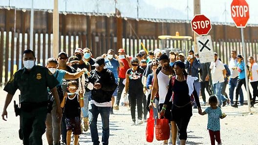 Arrestan a grupo de cubanos tras entrar en Estados Unidos