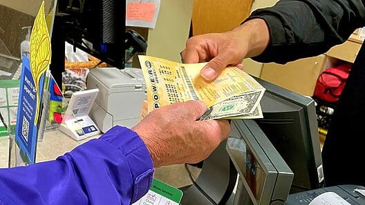 ¡Hay un nuevo millonario! En California ganan el Powerball con más de 2 mil millones en juego