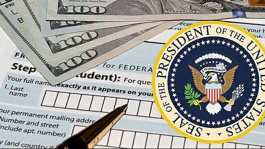 Pagos de préstamos estudiantiles en Estados Unidos siguen congelados por Biden