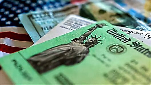 Un respiro en fin de año para miles de familias: llega un cheque de estímulo especial de $300.00