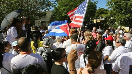 Cubanos figuran entre los más naturalizados en Estados Unidos durante el año fiscal 2022