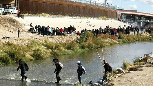 Migrantes hacia Estados Unidos continúan en vilo: El Supremo aplaza fin del Título 42