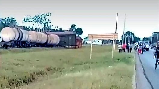Tripulación de tren de carga sale ilesa tras descarrilamiento en Camagüey