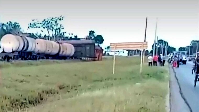 Tripulación de tren de carga sale ilesa tras descarrilamiento en Camagüey
