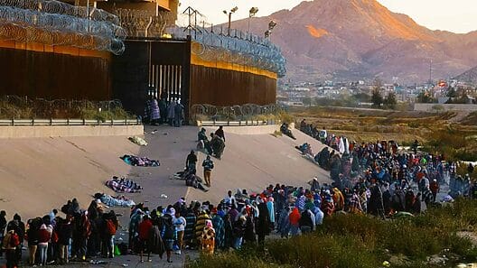 Declaran emergencia en Texas por enorme cruce de migrantes esta semana