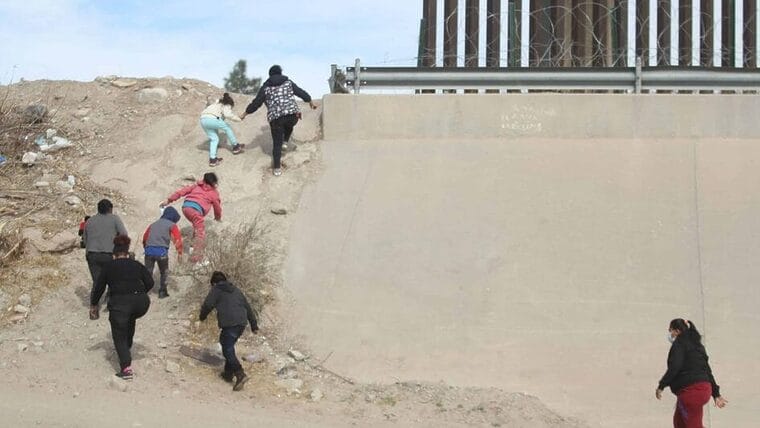 EE.UU estudia volver a las restricciones migratorias de la era de Trump