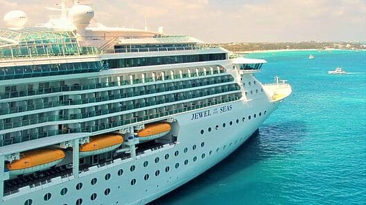 Médico cubano guía desde Florida parto de mujer en un crucero