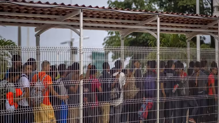 México busca activar vuelos de deportación ante el boom migratorio