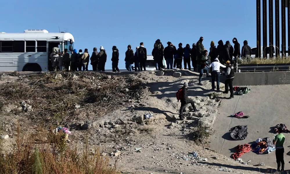 Massive Influx of Migrants Cross Southern US Border: Evidence and Government Response