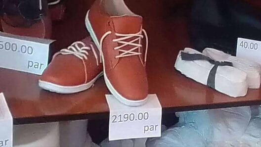 Critican altos precios de zapatos en tienda estatal de Cuba