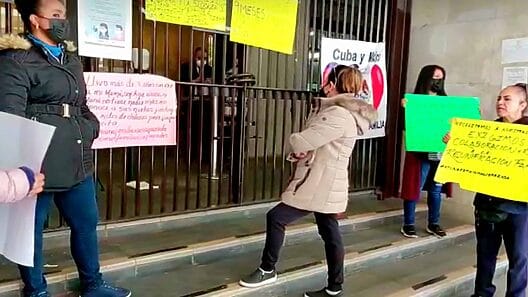 Cubanos se manifiestan en SRE de México por corrupción con sistema de citas