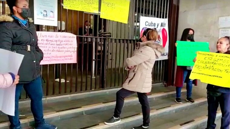 Cubanos se manifiestan en SRE de México por corrupción con sistema de citas