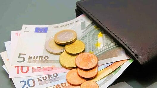 Ayudas públicas y becas que podrás solicitar en España este año