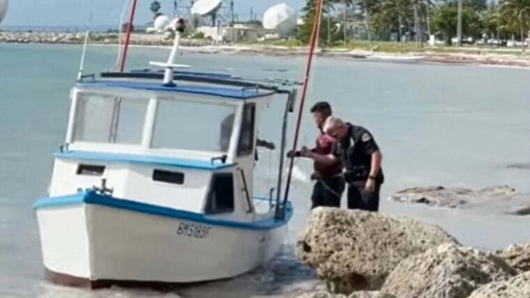 Al menos 25 balseros cubanos desembarcaron ayer en una playa de Florida y varios escaparon