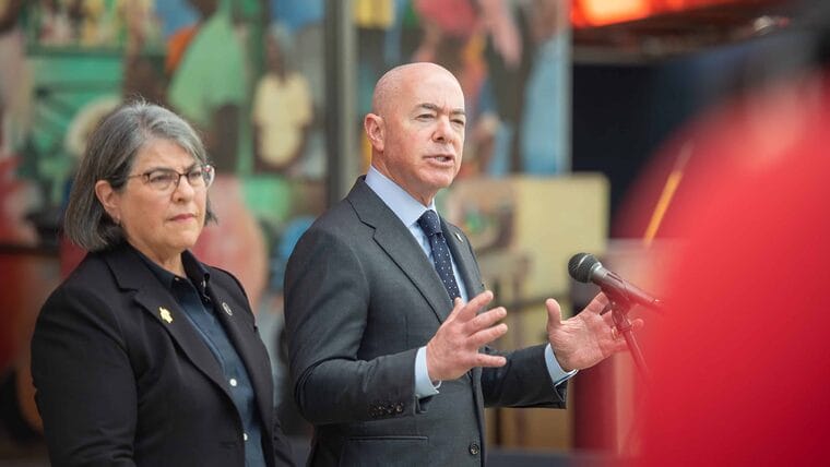 El parole sigue abierto: mensaje del DHS tras visita de Mayorkas a Miami