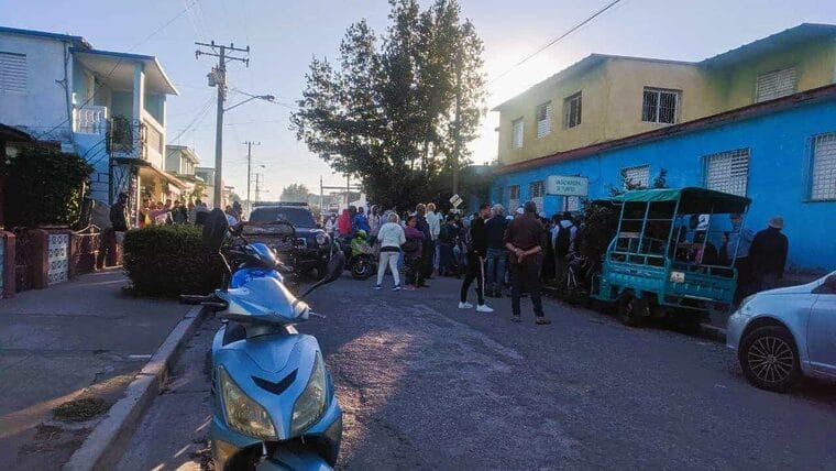Largas colas y listas de esperas para sacar pasaporte en Cuba