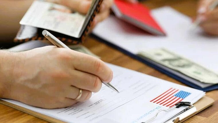 «Cruzar la frontera, 10 mil dólares, aplicar al parole 0 USD»: el mensaje del gobierno de EEUU