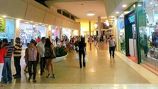 Cubanos hacen compras por miles dólares en Isla Margarita, Venezuela