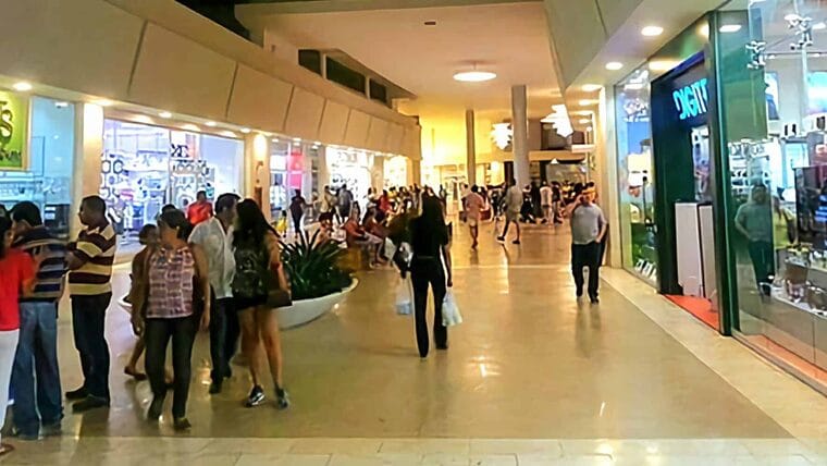 Cubanos hacen compras por miles dólares en Isla Margarita, Venezuela