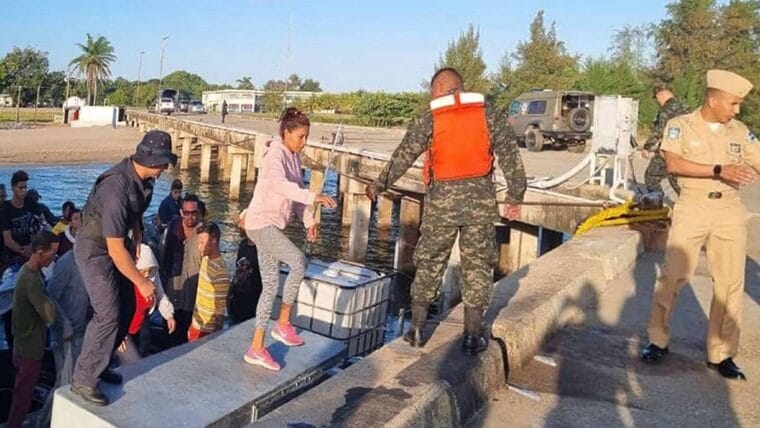 Balseros cubanos llegan a islas de Honduras tras muchos días a la deriva