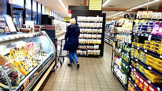 Habitantes de Estados Unidos gastan más mensualmente a causa de la inflación