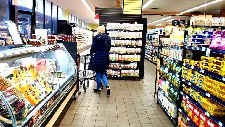 Habitantes de Estados Unidos gastan más mensualmente a causa de la inflación
