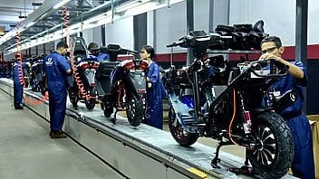 Cuba aumenta producción de motos y triciclos eléctricos