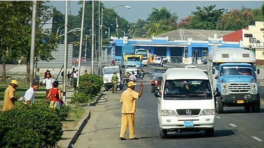 Cuba vuelve a recurrir a los autos estatales en plena crisis del transporte