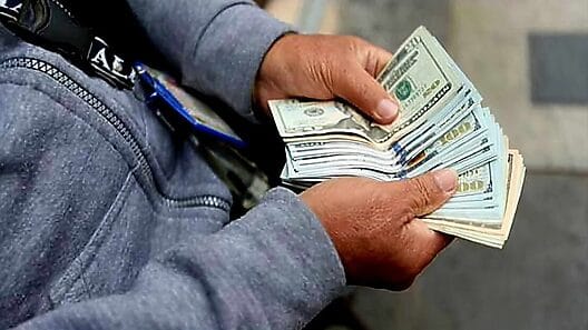 ¿Seguirán subiendo los precios de las divisas en el mercado informal?