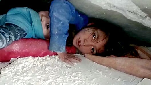 La impactante historia de dos niños rescatados tras terremoto en Siria